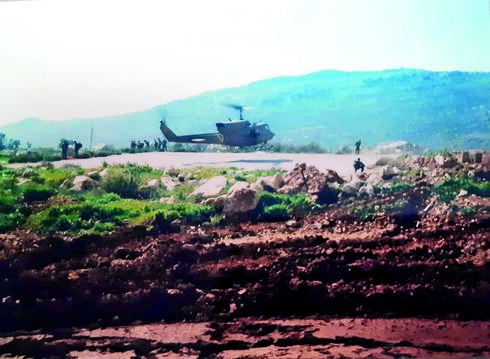 מנחת המסוקים המאולתר בסמוך למוצב | צילום: עמית ברק