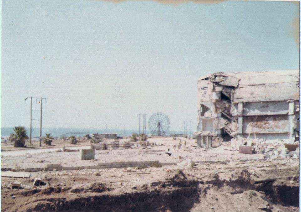 ההרס בשכונת בורג' אל ברג'נה כפי שצולם משדה התעופה בביירות. באופק: הגלגל הענק של הלונה פארק המוכר מאזור חוף הים של ביירות  