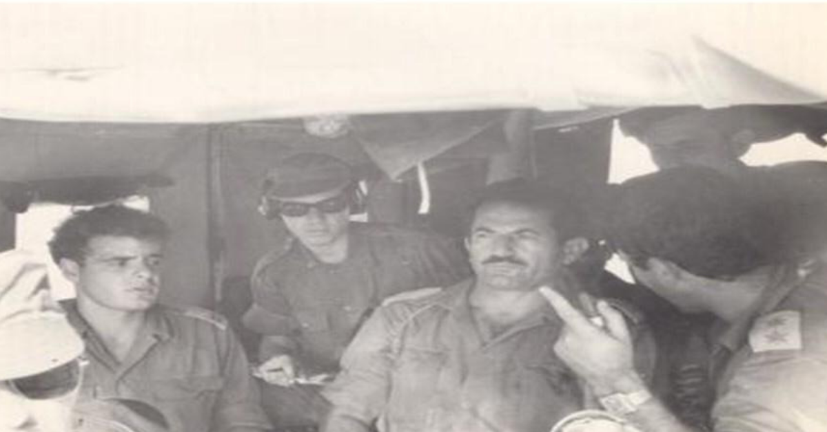 מפקד האגודה האלוף משה (מוסה) פלד (במרכז) בחפ"ק האוגדה בזמן מלחמת יום הכיפורים