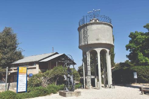 מגדל המים והחצר ההיסטורית של קיבוץ מזרע