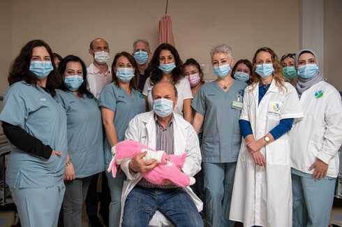 צוות היחידה לטיפול בליקויי פריון במרכז הרפואי העמק והתינוקת שנולדה