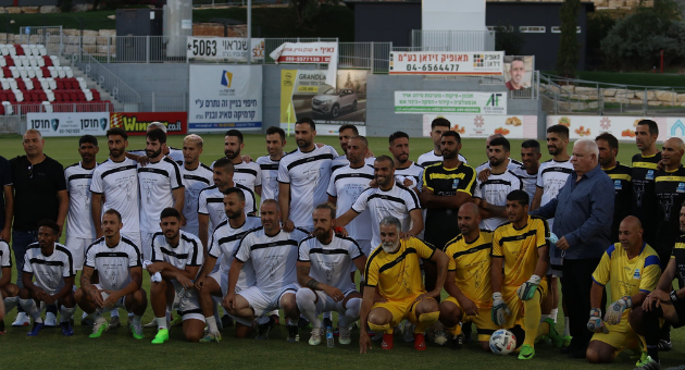 משתתפי המשחק בתמונה קבוצתית