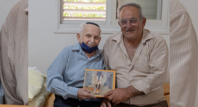 פואד ריזאק ואהרון וייס עם הספר 'אנדור' 