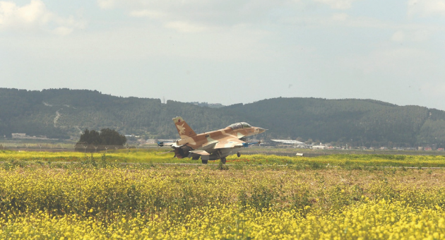 מטוס F-16 ממריא מבסיס רמת דוד