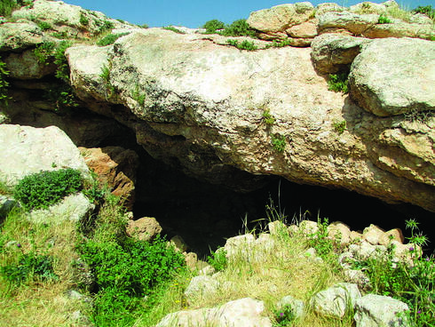 המערה בבקעה בה נהרגו סמסון ז"ל וחבריו