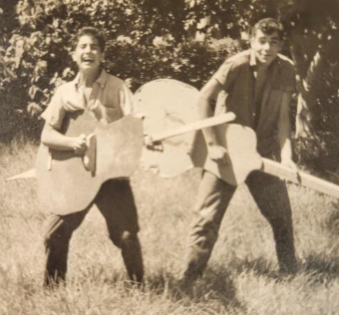 עם אמנון רובינשטיין, 1963, על הדשא בנהלל 