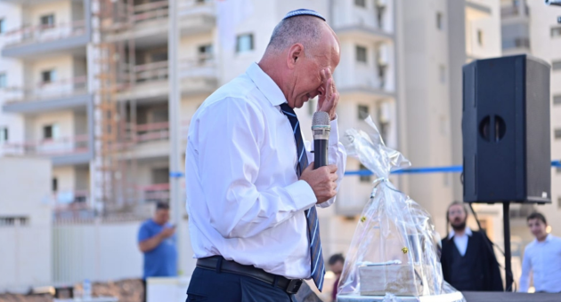 ראש העיר אבי אלקבץ פורץ בבכי במהלך נאומו בטקס