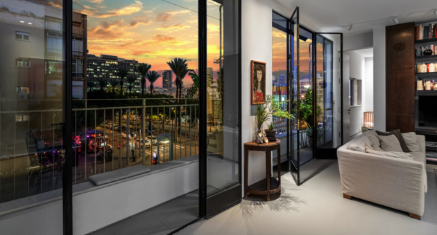 תל אביב מבעד לחלון הדירה עיצוב יהודה בן ישי, באדיבות ארטפרו מפתחי ברזל