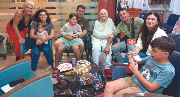 ליזה קרצ'ו חוגגת יום הולדת 100 עם משפחתה