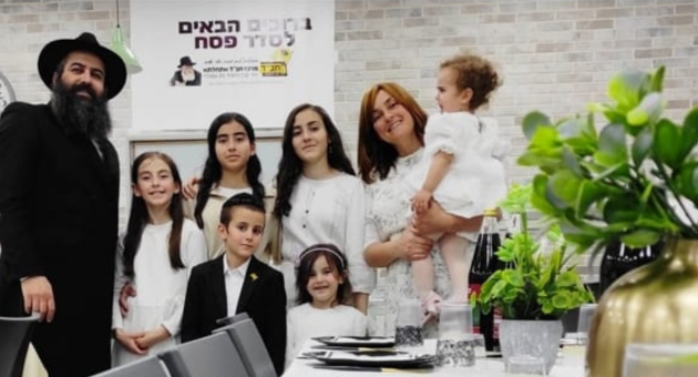 הרב אמיר הלוי ומשפחתו לפני ליל הסדר בשנה שעברה