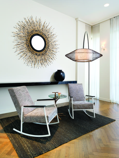 הרהיטים בסלון יוצרים תמונה סימטרית, בקווים נקיים, אלגנטיים וקלאסיים . צילום: אורי אקרמן