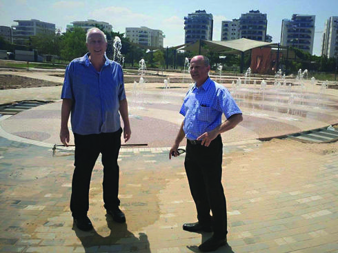 ראש העיר אבי אלקבץ ומהנדס העירייה ישראל קנטור בוחנים את המזרקה (צילום: עיריית עפולה)