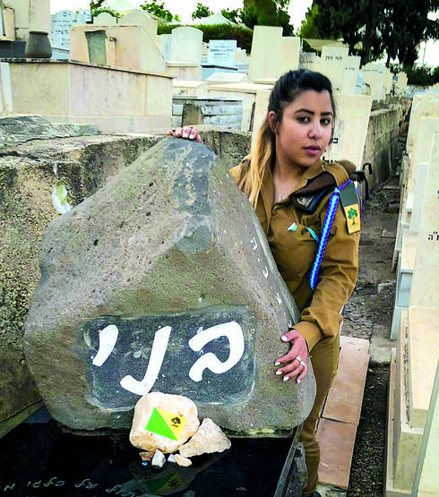 האחיינית מאי במדי גולני, על הקבר | צילום: אלבום פרטי (האחיינית מאי במדי גולני, על הקבר | צילום: אלבום פרטי ) האחיינית מאי במדי גולני, על הקבר | צילום: אלבום פרטי